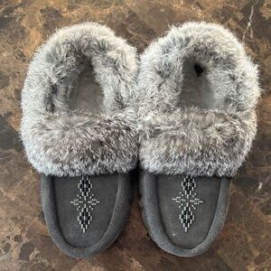 Elegant Gray Faux Fur Women's Manitobah Mukluk Slippers Size 7. 💯 authentic.